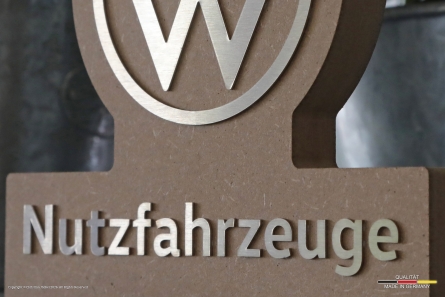 VW Nutzfahrzeuge - Tischaufsteller aus MDF und Edelstahl