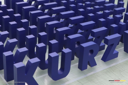 Tischaufsteller mit lackierten 3D-Buchstaben aus PVC. KURZWEIL - Stehende Buchstaben als Tischaufsteller
