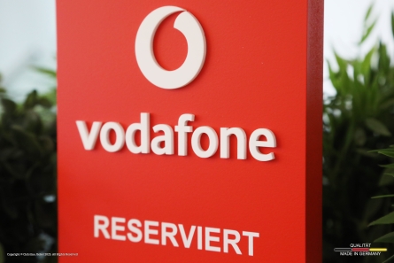 vodafone - Aufsteller aus PVC mit 3D-Buchstaben aus Plexiglas