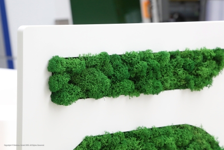 Universal Investment - Stehendes Logo aus Moos und PVC