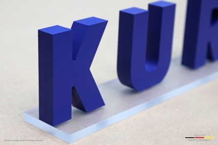 Tischaufsteller mit lackierten 3D-Buchstaben aus PVC. KURZWEIL - Stehende Buchstaben als Tischaufsteller