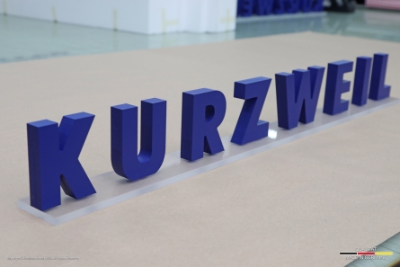 Tischaufsteller mit lackierten 3D-Buchstaben aus PVC. KURZWEIL - Stehende Buchstaben als Tischaufsteller