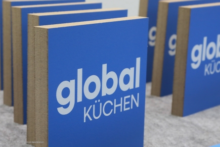 global KÜCHEN - Tischaufsteller aus bedrucktem MDF