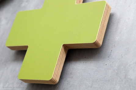 Waldklinik - Umweltfreundliches Holz-Logo aus Multiplex