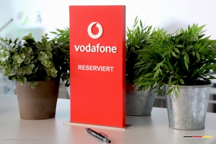 vodafone - Aufsteller aus PVC mit 3D-Buchstaben aus Plexiglas
