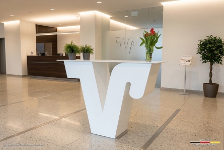 Volksbanken-Raiffeisenbanken - Stehendes Logo als Empfangstheke und Rednerpult