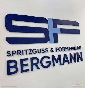 S+F BERGMANN - Wandlogo aus lackiertem PVC