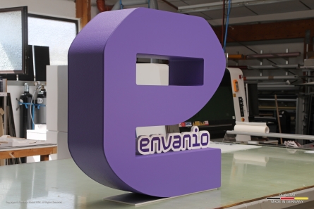 envanio - Stehendes XXL-Logo aus EPS und PVC