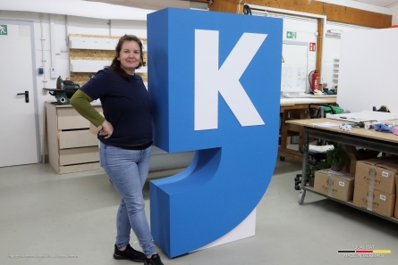 KOMMA - Stehendes XXL-Logo aus EPS und Forex