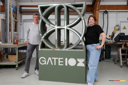 GATE 108 - XXL-Aufsteller aus EPS und Spiegel-Dibond