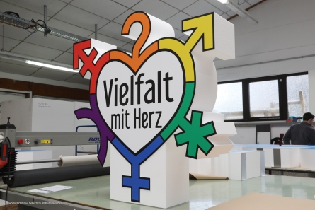 Vielfalt mit Herz - Stehendes LGBTQ-Logo