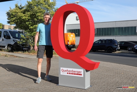 Quehenberger - Stehendes 3D-Logo in XXL