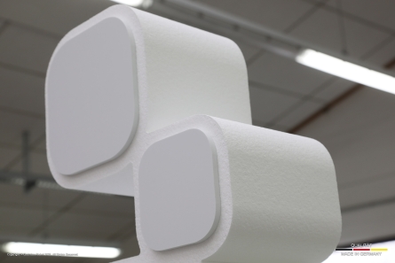 XXL-Eventaufsteller aus schwerentflammbaren Materialien. MWM - Ausgefallener Eventaufsteller aus Styropor und PVC