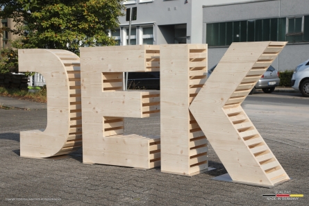 DEK - Stehende Holzbuchstaben aus Fichte