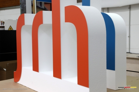 XXL-Logos und 3D-Buchstaben zum stellen. SRH - Stehende 3D-Logos aus Styropor und Forex