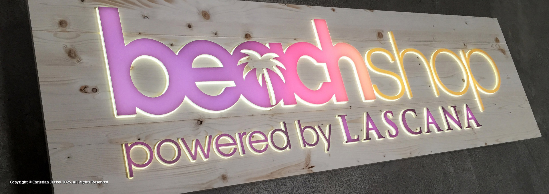 Leuchtkasten als Frontleuchter aus Holz mit durchgesteckten Buchstaben aus Acrylglas