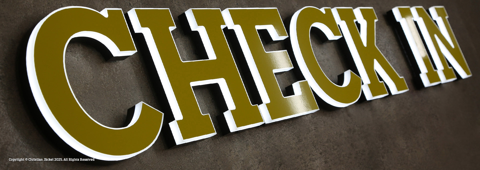 Seitenleuchter aus Acrylglas. Front lichtdicht foliert.