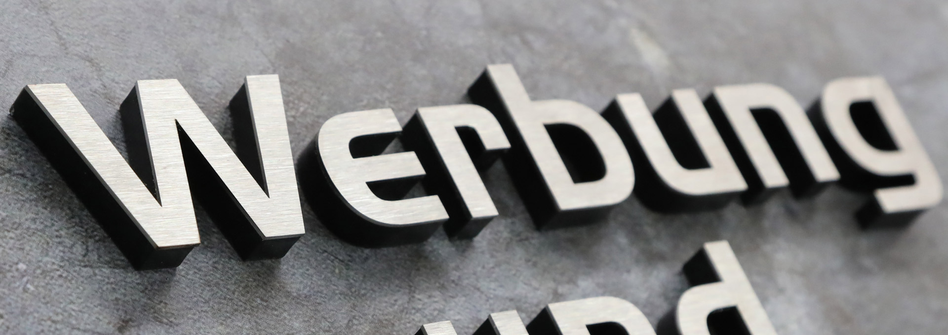 Metallbuchstaben aus Edelstahl geschliffen