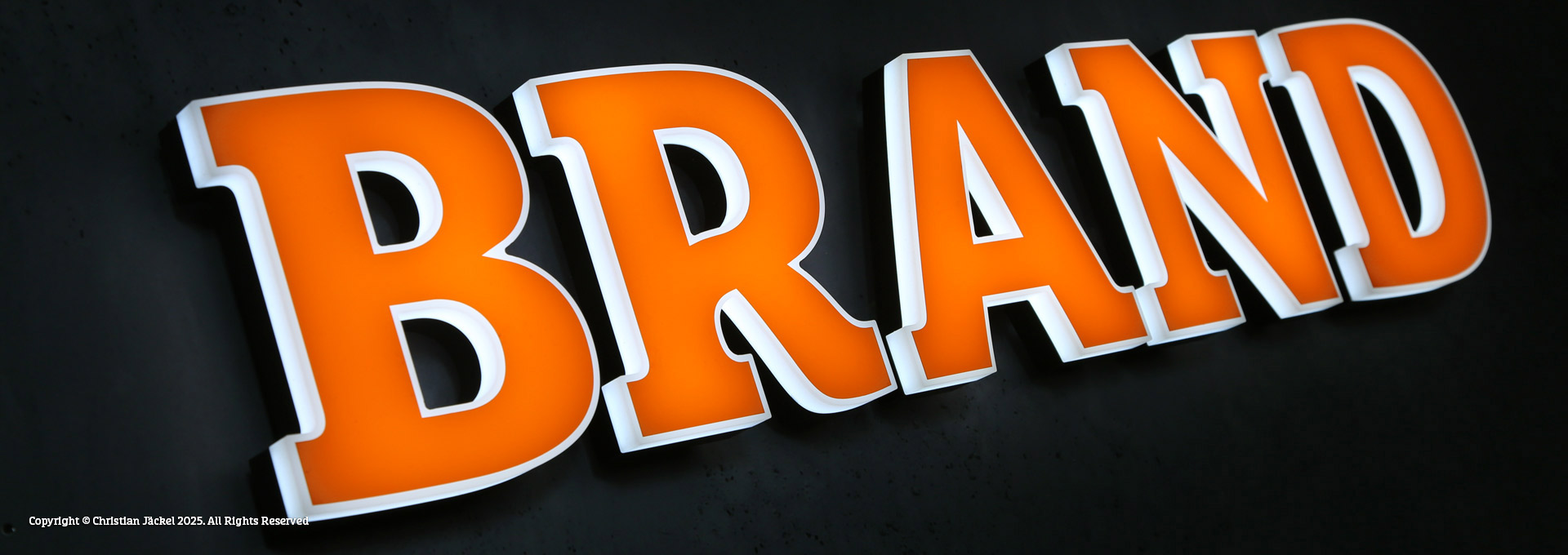 Exklusive Leuchtreklame mit LED-Buchstaben aus Acrylglas